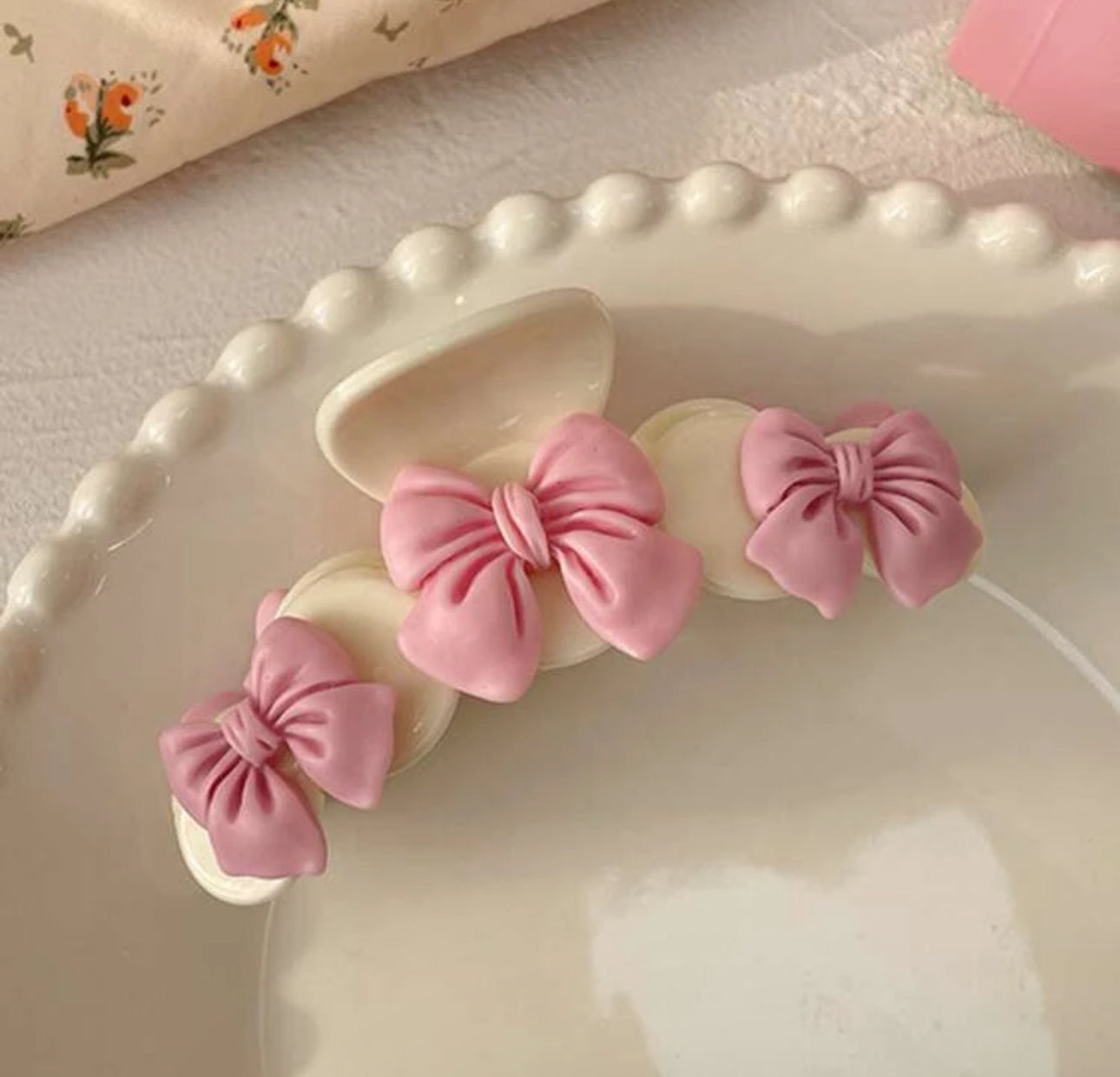 Bows White Clip